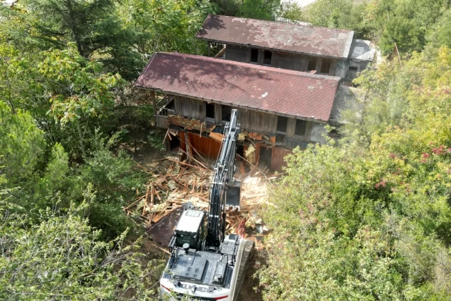 İzmit'te tehlikeli metruk yıkıldı