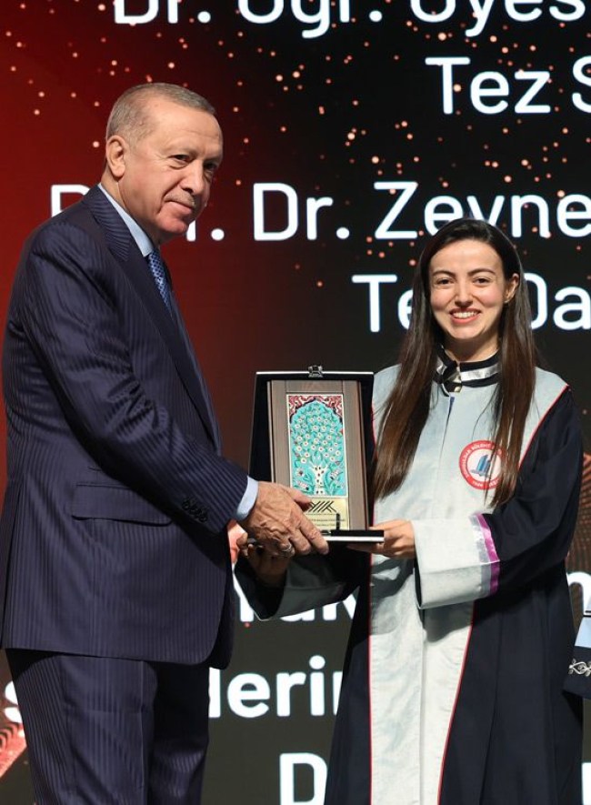 BEUN Öğretim Üyesi Dr. Öğr. Üyesi Burcu Timur, Cumhurbaşkanı Erdoğan’dan YÖK 2025 Üstün Başarı Ödülü Aldı