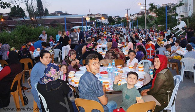 YÜZLERCE GÜLÜÇLÜ HALK İFTARINDA BULUŞTU..