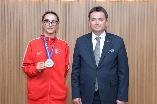 Başkan Erkan Aydın Bursa'nın gururu şampiyon sporcuyu ağırladı