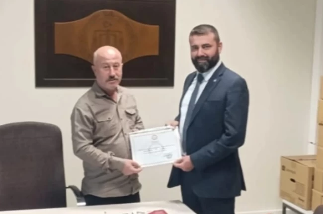 İYİ Parti Mudanya'da Ersin Erdönmez mazbatasını aldı