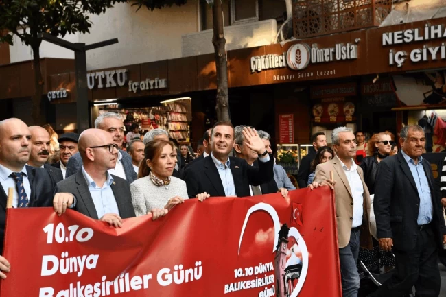 Büyükşehir'den Dünya Balıkesirliler Günü'nde muhteşem kortej