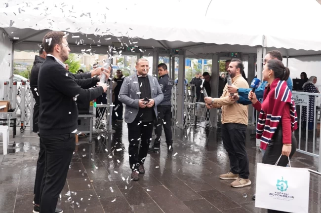 Kocaeli Kitap Fuarı'nda 1 milyonuncu ziyaretçiye konfetili karşılama