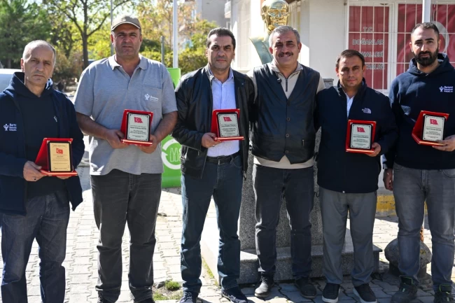 İzmir Doğanlar'da temizlik emekçilerine teşekkür plaketi