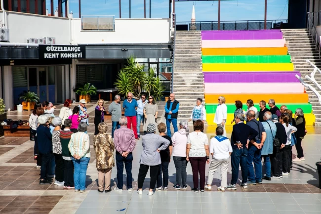 İzmir Güzelbahçe'de 3. Yaş Üniversitesi'nde yeni dönem coşkusu