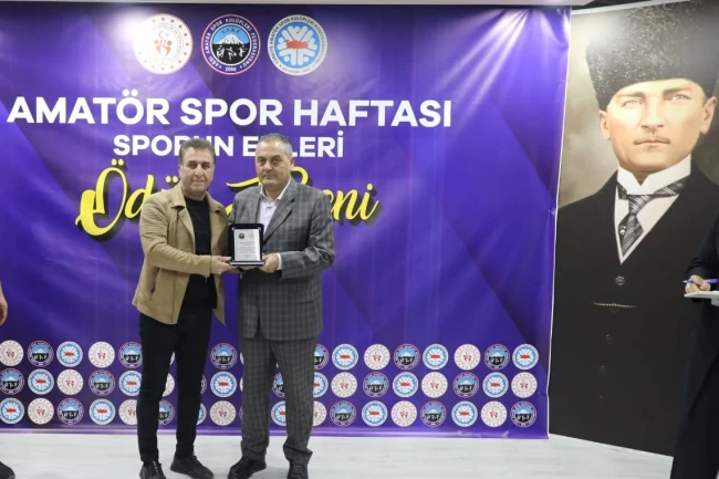 Ağrı'da OGC Genel Başkanı Nihat Aydın'a 'sporun enleri' ödülü