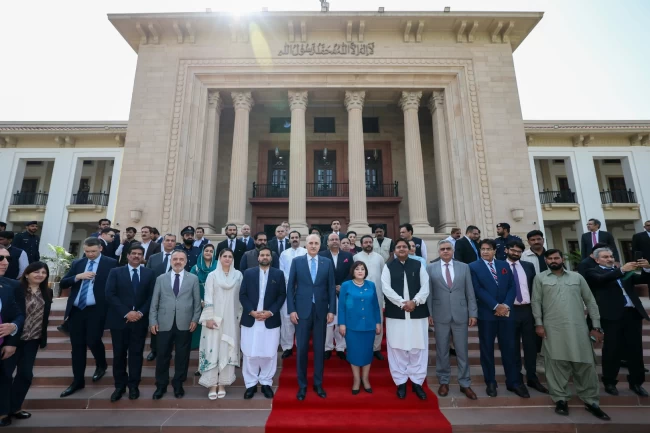 Pakistan'da Kurtulmuş'tan Pencap Eyalet Meclisi'ne ziyaret