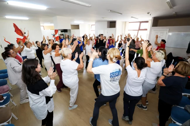 İzmir Narlıdere'de bedenin şifası kahkaha ve dansla geldi