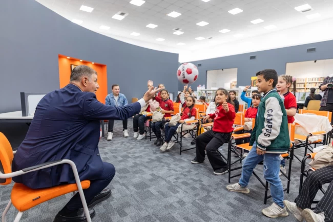 Başkan Tugay okudu, Kadifekaleli çocuklar dinledi