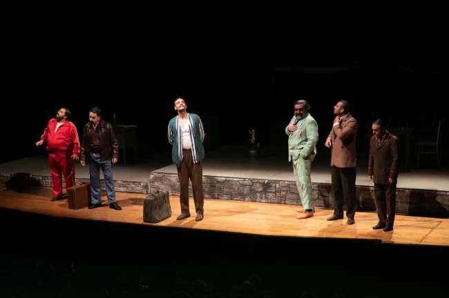 İzmir Şehir Tiyatroları sezonu yeni sahnesinde açtı