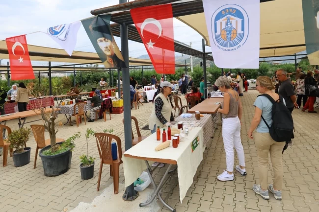 Efes Tarlası Yaşam Köyü'nde Üretici Pazarı açıldı