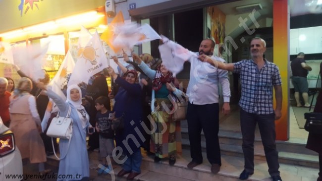 AK PARTİ ÖNÜNDE KUTLAMA..