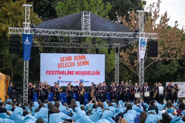 Üniversiteli gençler İzmir'e festivalle "merhaba" dedi