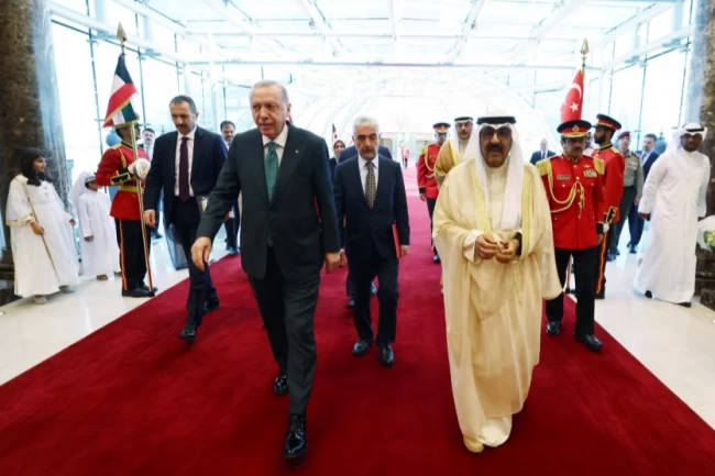 Cumhurbaşkanı Erdoğan, Körfez turunun ilk durağı Kuveyt'te! Kuveyt'le 4 anlaşma imzalandı