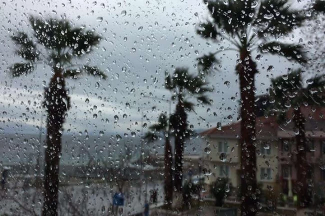 Batı Karadeniz dikkat! Akşam saatlerinde şiddetli sağanak geliyor