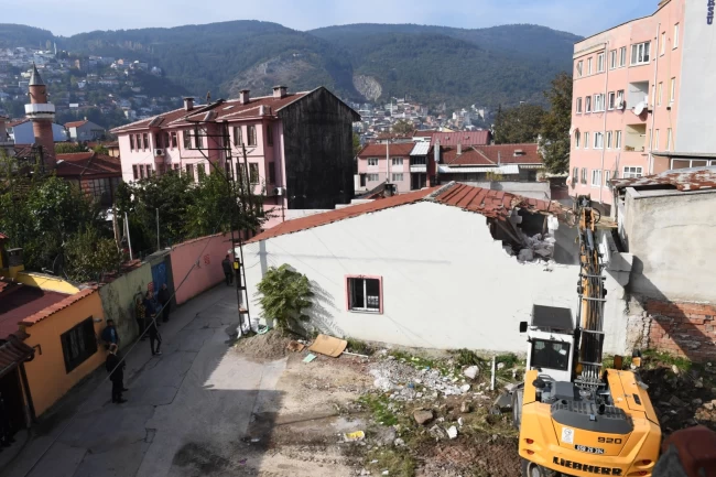 Bursa Osmangazi Belediyesi'nden tarihi koruyan yıkım