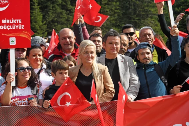 Bursa Uludağ'da yüzlerce kişi Cumhuriyet'in izinde