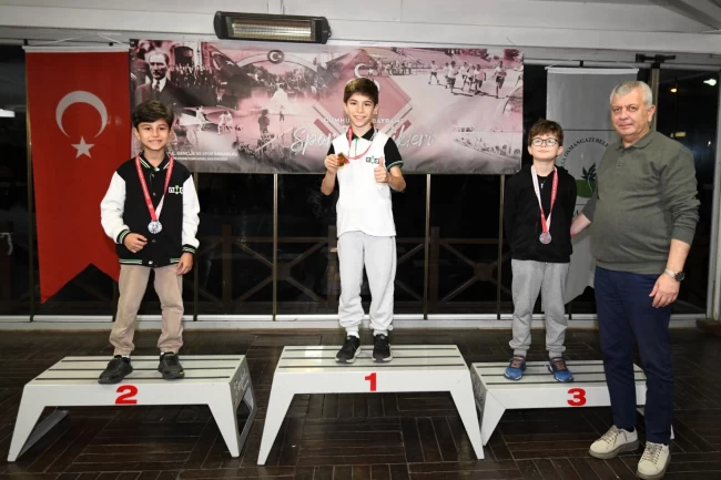 Bursa Osmangazi'de satranç ustaları kupalandı