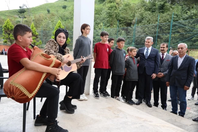 Artvin'de tulumla karşılanan Vali Ergün'den halı saha istediler