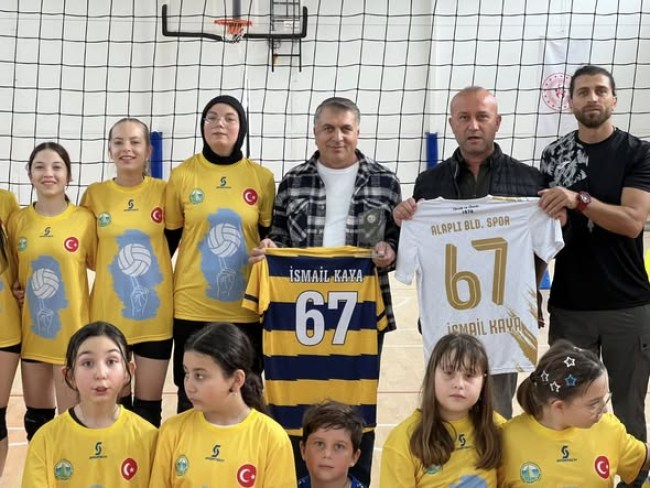 İska yapı inşaattan kız voleybol takımına destek...