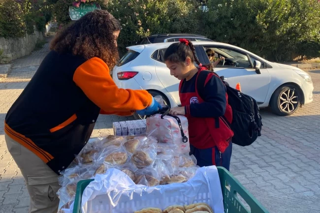 İzmir'de Süt-Simit projesi devam ediyor
