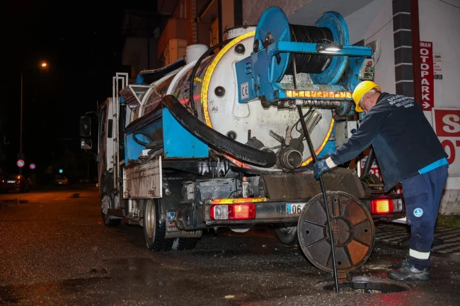 Sakarya SASKİ sabaha kadar sahadaydı