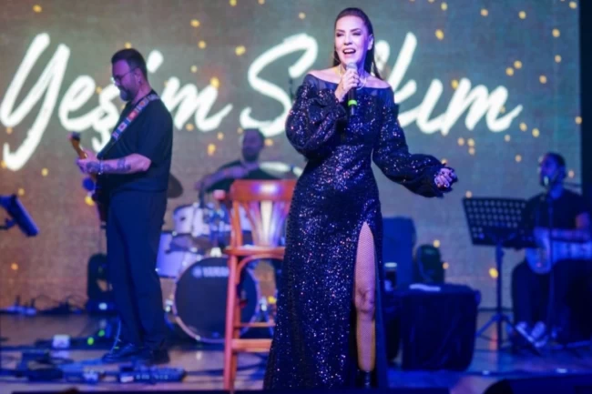 Yeşim Salkım'dan Kıbrıs'ta coşkulu konser