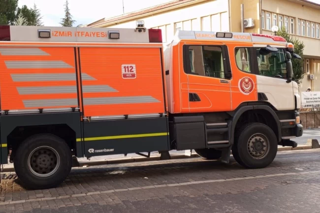İzmir İtfaiyesi deprem sonrası destek için Sındırgı'da
