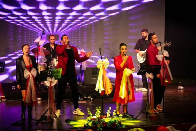 İzmir Güzelbahçe'de 102. yıl coşkusuna kortej ve konserli kutlama