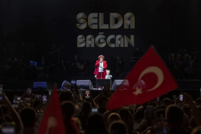 Selda Bağcan'dan Mersin'de Cumhuriyet Bayramı konseri