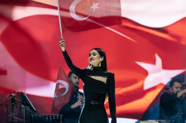 Elif Buse Doğan'dan Tokat'ta Cumhuriyet coşkusu