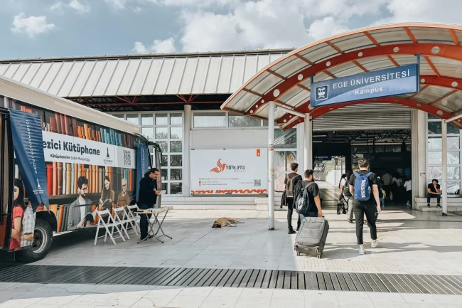 İzmir'de Gezici Kütüphane, Ege Üniversitesi Metro durağında