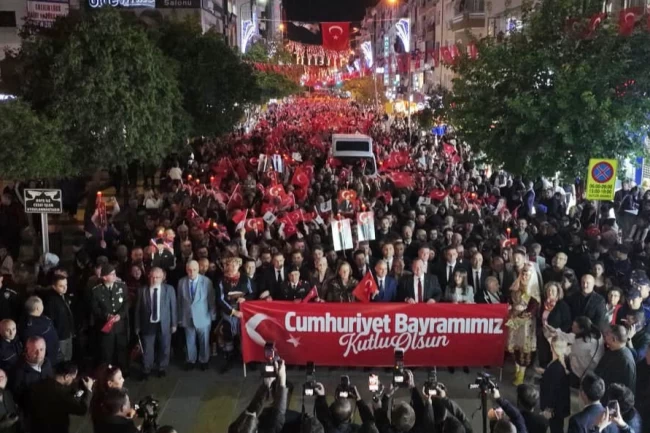 Manisa'da Cumhuriyet coşkusu meydanlara taştı