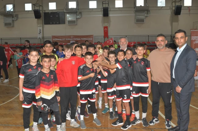 İzmir Çiğli'de Cumhuriyet coşkusu Futsal sahasında zirveye taşındı