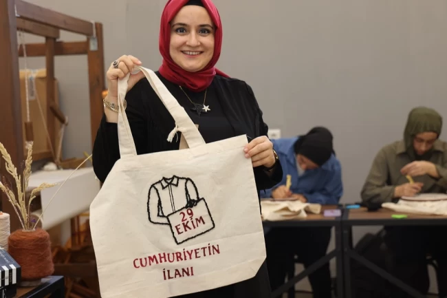 Cumhuriyet'in 102. yılına özel ay yıldızlı çantalar