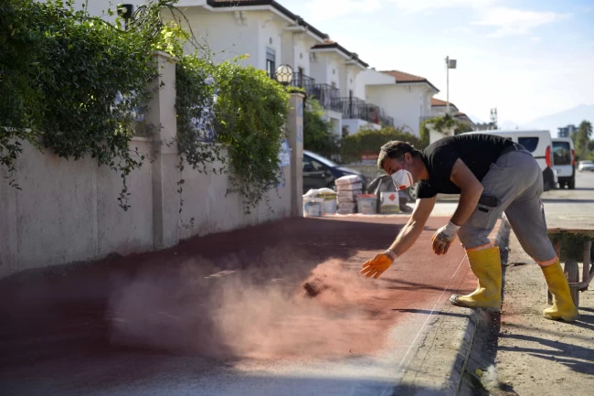 Antalya Güzeloba'da kaldırım çalışması