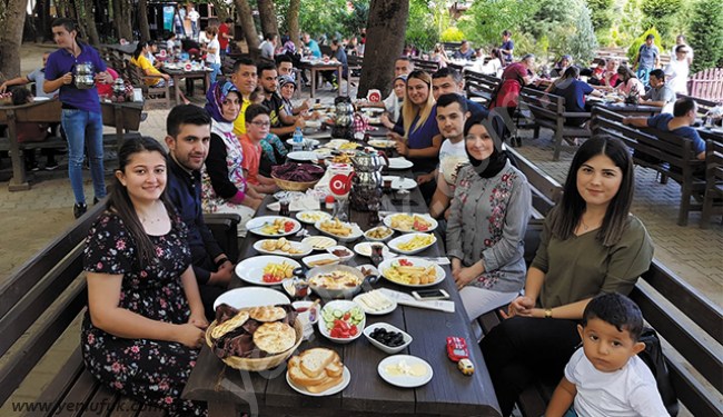 NUHOĞLU İLETİŞİM AİLESİ KAHVALTIDA BULUŞTU..