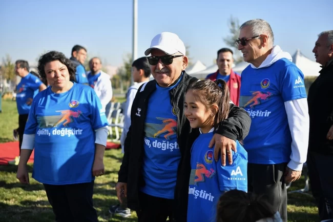 Memduh Büyükkılıç'tan anlamlı koşu