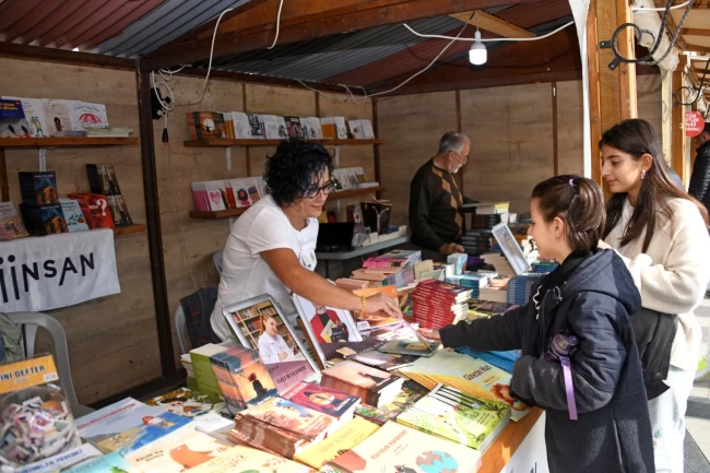 Bursa Osmangazi'de Kitap Fuarı'na edebiyatseverlerden yoğun ilgi