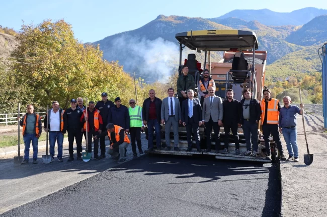 Artvin'de Vali Ergün'den Ardanuç'ta asfalt mesaisi