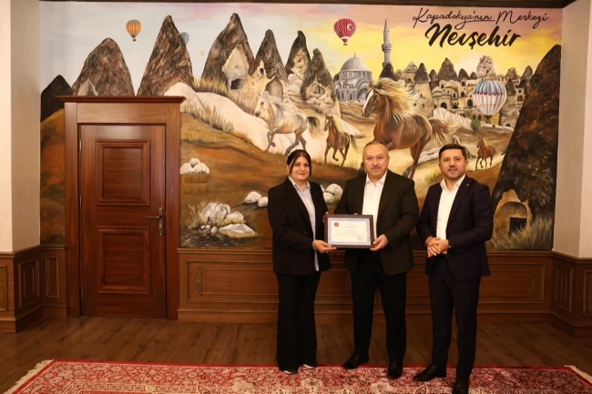 "İlmek İlmek Türkiye" halı motifi Vali Fidan'a armağan edildi