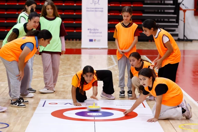Antalya'da kız çocukları 'Floor Curling' ile tanışıyor