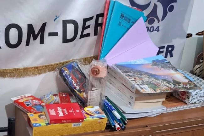 ROM-DER'den Keşan'da 100 öğrenciye kırtasiye ve giyim desteği