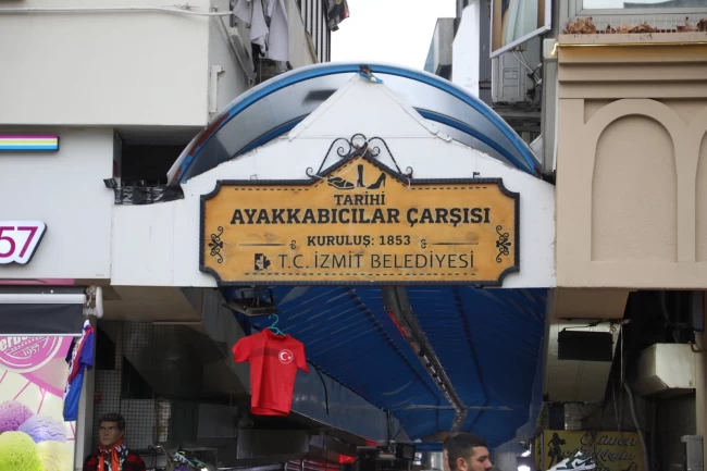 İzmit'te Tarihi Ayakkabıcılar Çarşısı'nın çatısı yenileniyor