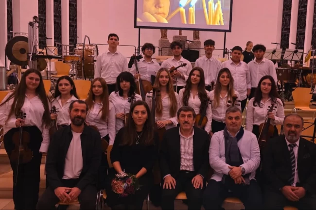 Bursa Zeki Müren Lisesi öğrencileri Avrupa'da sahneyi büyüledi