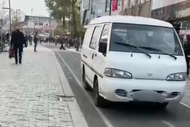Düzce'de trafiğine kapalı caddeye ticari minibüs girdi!