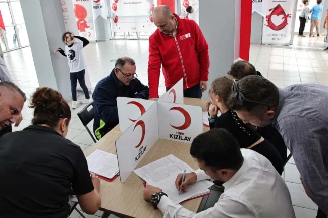 İzmir'de 10 okulda eş zamanlı kan bağışı