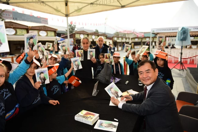 Bursa'da Osmangazi Kitap Fuarı zengin içeriğiyle sürüyor