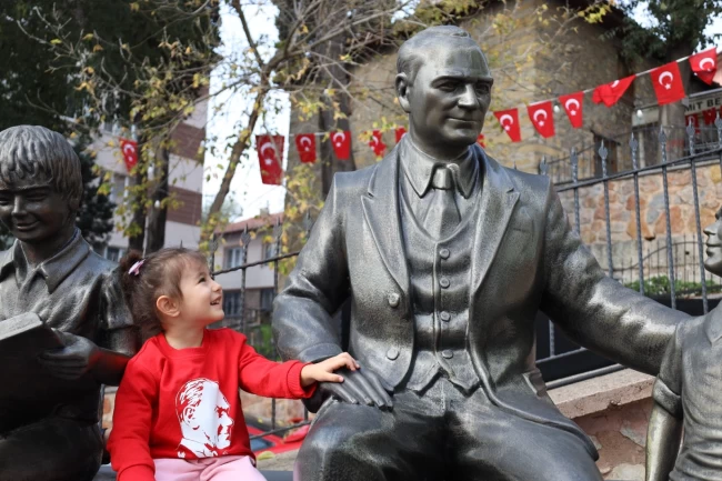 Kocaeli İzmit'te minik yüreklerden Ata'ya sevgi dolu anma