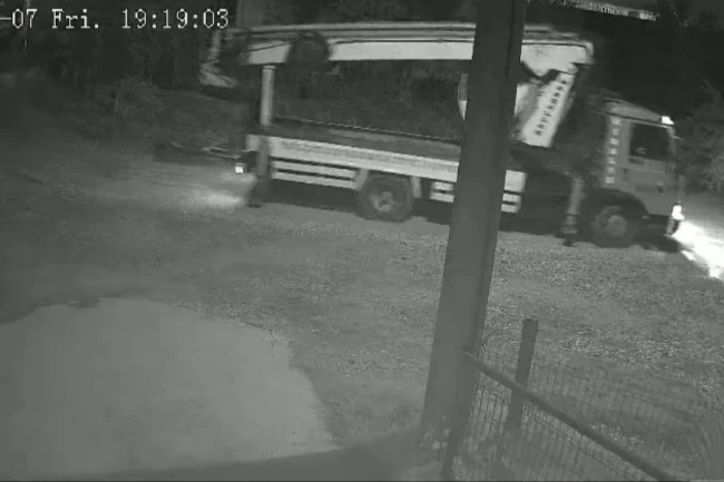 Düzce'de mobil vinç telefon direğini kırıp olay yerinden uzaklaştı